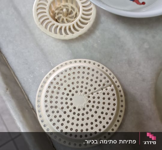 מסננים עגולים מפלסטיק על משטח שיש